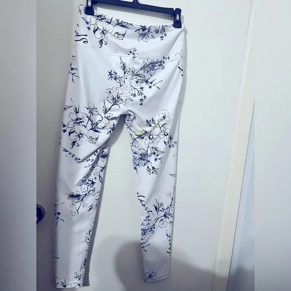 Victoria's Secret Sport bundle White Floral
Knockout Leggings and bra - Picture 8 of 13